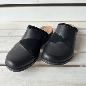 NWT Clarks ultimate comfort black mules size 9M